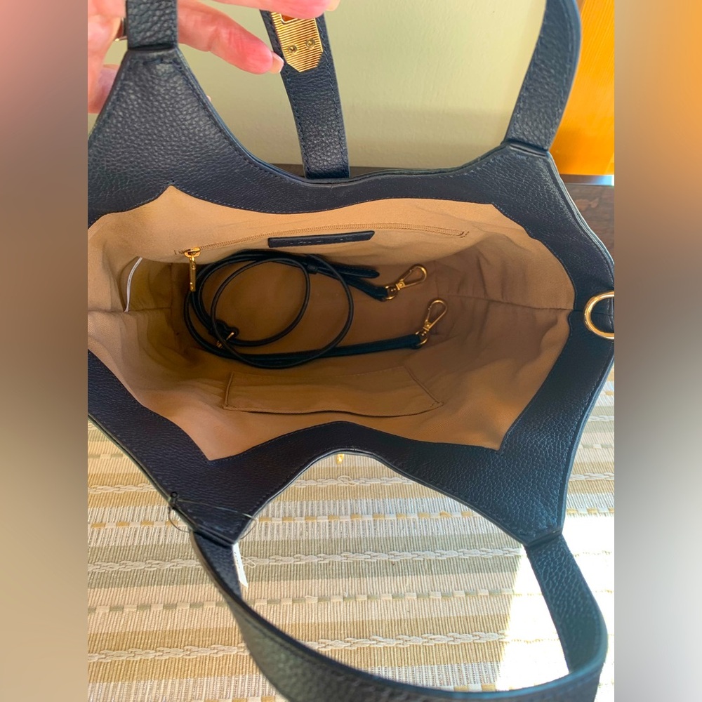 ☀️🎉Host Pick🔥NWT‼️ LEATHER HOBO BAG in Navy w/goldtone hardware✨✨✨ - Picture 5 of 9